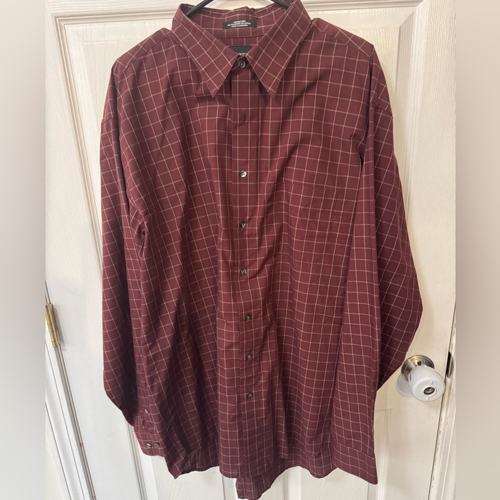 👔 Like new Men's XL Plaid maroon Arrow Performance Button-Down Shirt